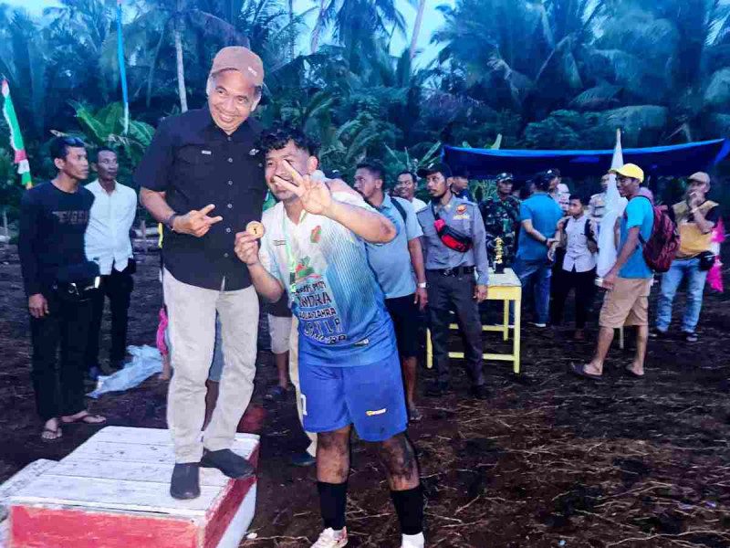 Usai Kampanye, Bang Ferry Nonton & Serahkan Medali Juara Turnamen Sepak Bola di Teluk Bunian