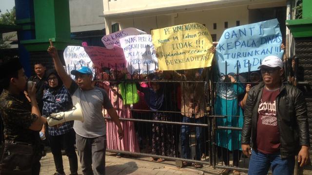 Tak Diterima di SMP Negeri, Puluhan Orang Tua Siswa Segel Pagar Sekolah