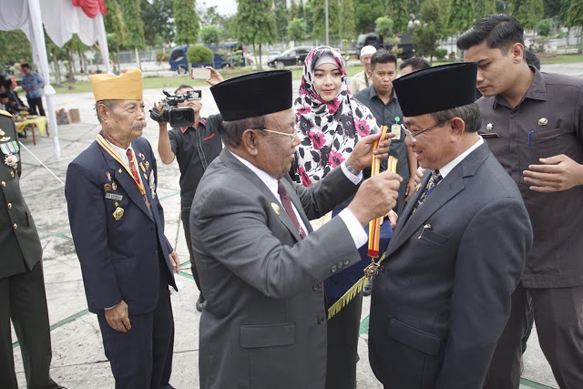 Bupati Inhil Terima Penghargaan Tertinggi, Medali Bintang Veteran