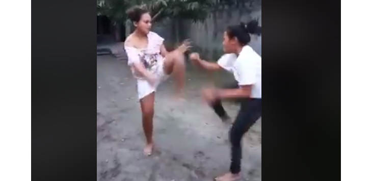 PARAH! Dua Wanita Ini Baku Hantam sampai Anunya Kelihatan