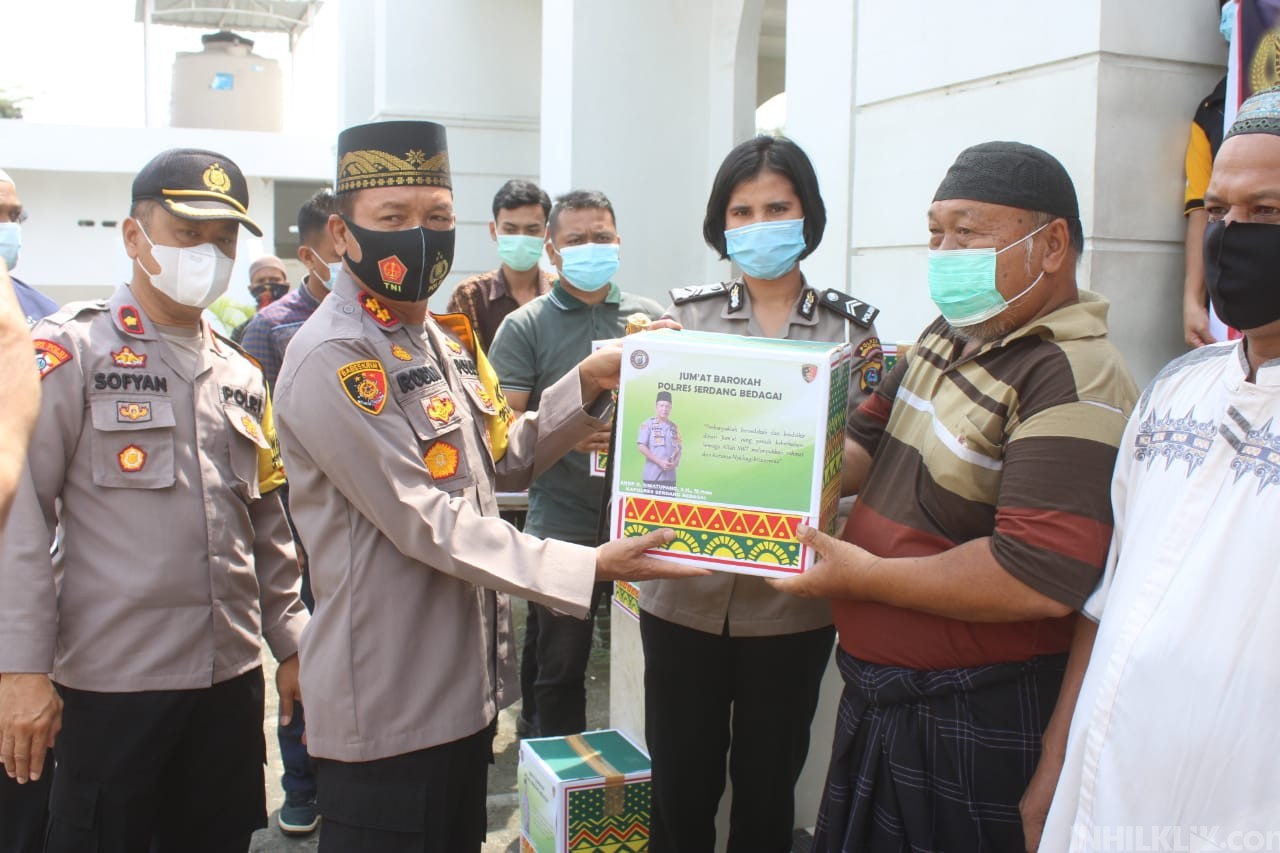 Kapolres AKBP Robin Berikan Paket Sembako Kepada Masyarakat dan Pengurus Mesjid