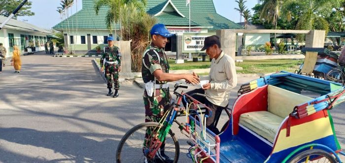 Puluhan Tukang Becak Dapat Amplop Duit dari TNI