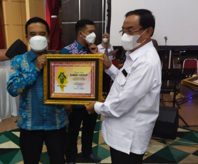 Puncak HPN, Sambu Group Dianugerahi PWI Inhil Award Sebagai Perusahaan Paling Informatif