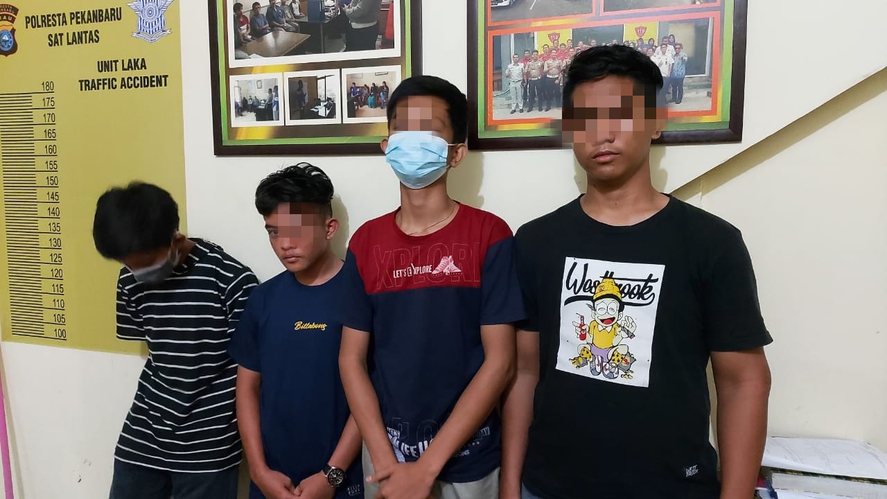 Diamankan Polisi Usai Rekam Video Hanya Pakai Celana Dalam Sambil Angkat Motor, 4 Remaja di Pekanbaru Minta Maaf