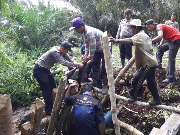 Antisipasi Karlahut, Polisi dan TNI di Kempas Gali Kanal Blocking