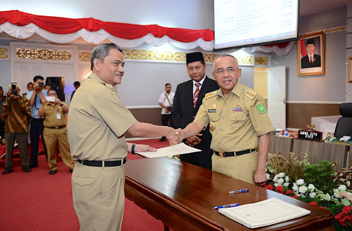 Gubri Serahkan DIPA 2018 ke OPD Instansi Vertikal dan Dana Desa ke Daerah