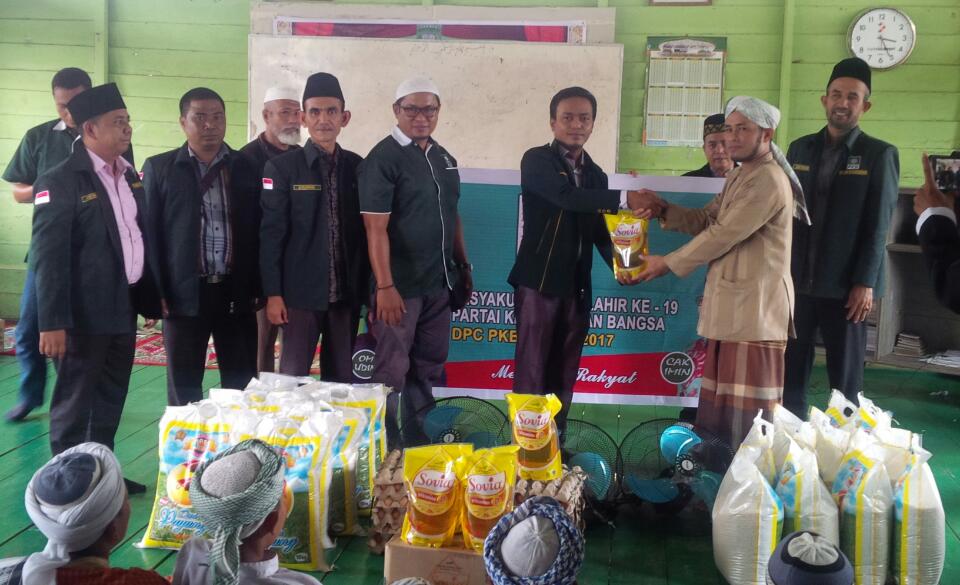 Harlah ke 19, PKB Rohil Serahkan Bantuan ke Ponpes