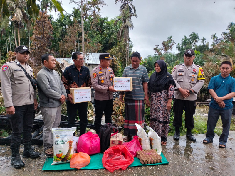 Polsek Gaung Salurkan Bantuan Sosial kepada Korban Kebakaran di Desa Semambu Kuning