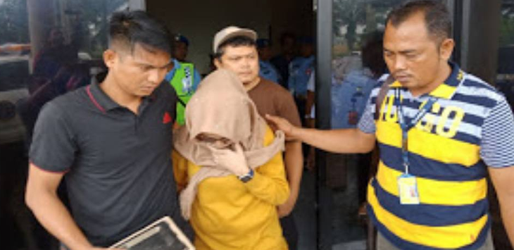 Wanita Berhijab ini Diamankan Petugas Bandara Karena Kedapatan Bawa Sabu