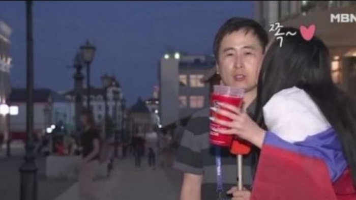 Jurnalis Asal Korea Selatan Dicium Fan Rusia Saat Live Report Piala Dunia 2018