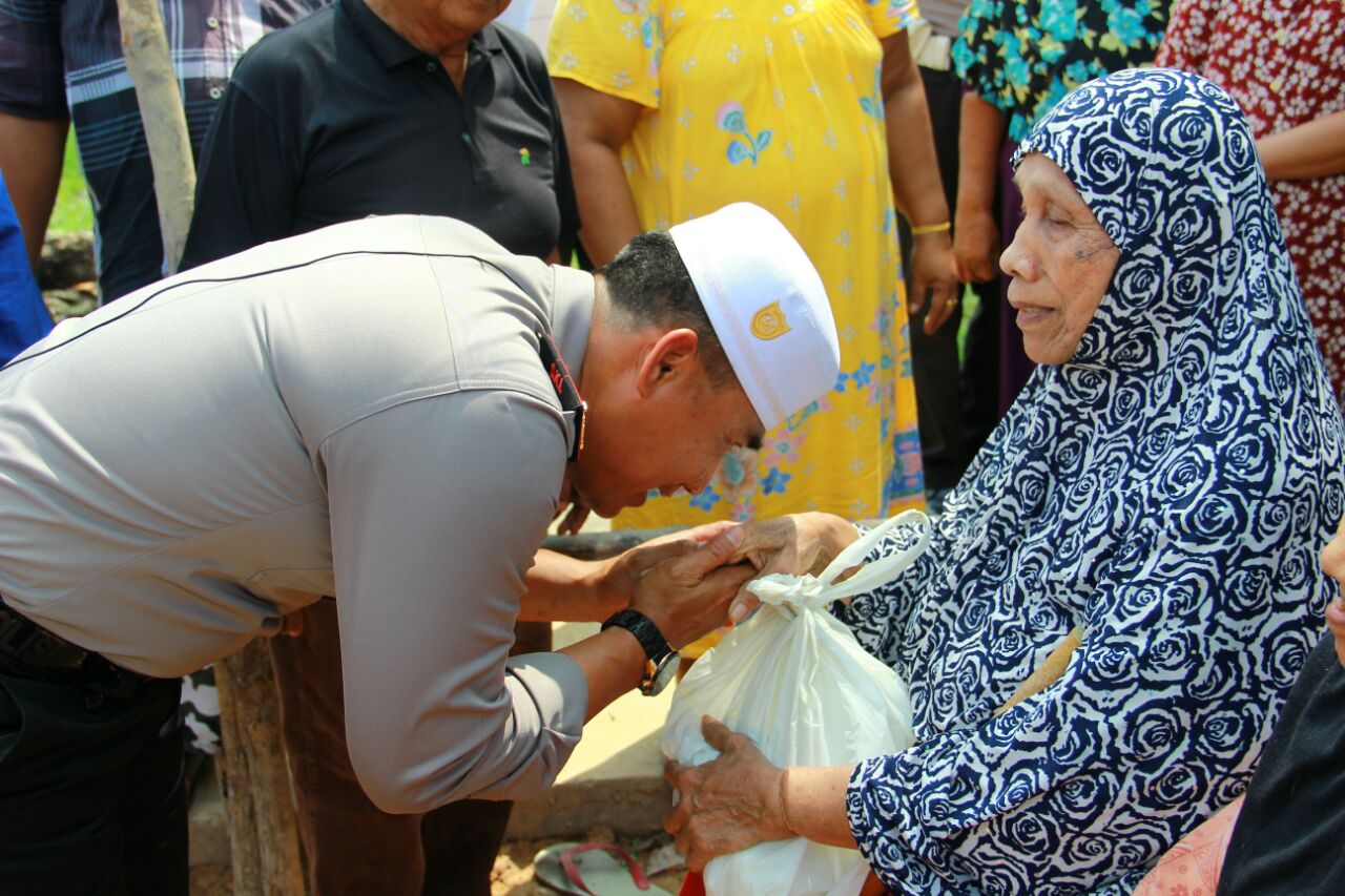 Rasa Haru Nenek Nismarni saat Disambangi Tim Jumat Barokah