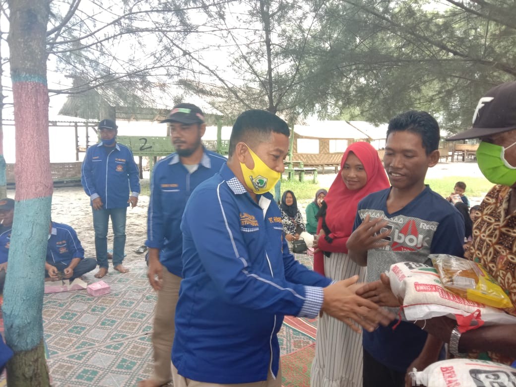 DPC HNSI Sergai Berikan 200 Paket Sembako di Teluk Mengkudu