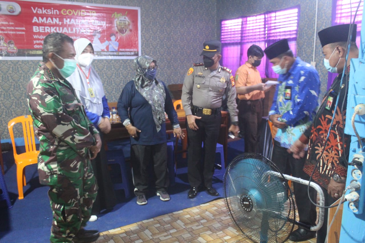 Anggota Kodim 0314/Inhil Dilibatkan dalam Vaksinasi di MAN 1 Tembilahan Hulu