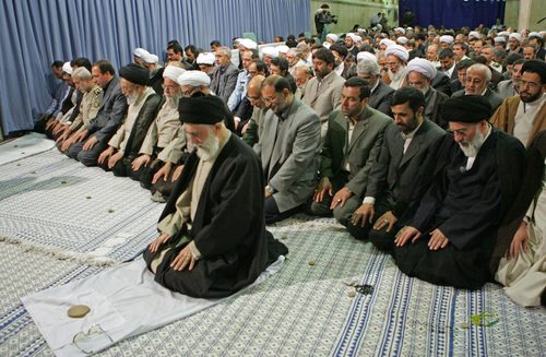 Hanya Karena Kelamaan Pimpin Sholat Shubuh, Imam Masjid Hampir Dibakar Jemaah