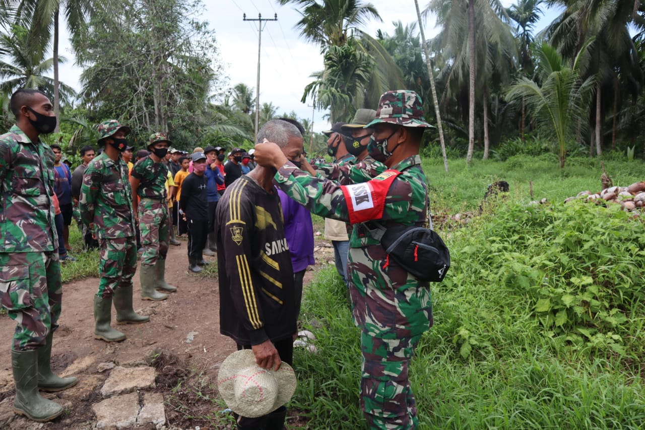 Cegah Penyebaran Covid-19, Satgas TMMD ke-111 Kodim 0314/Inhil Bagi-bagi Masker ke Masyarakat