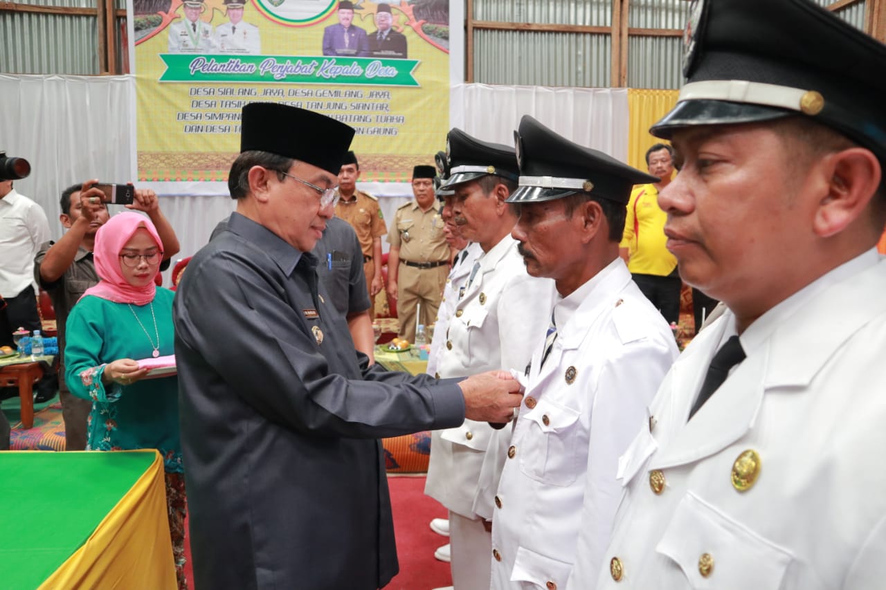 HM Wardan Lantik Enam Penjabat Kepala Desa Sekaligus