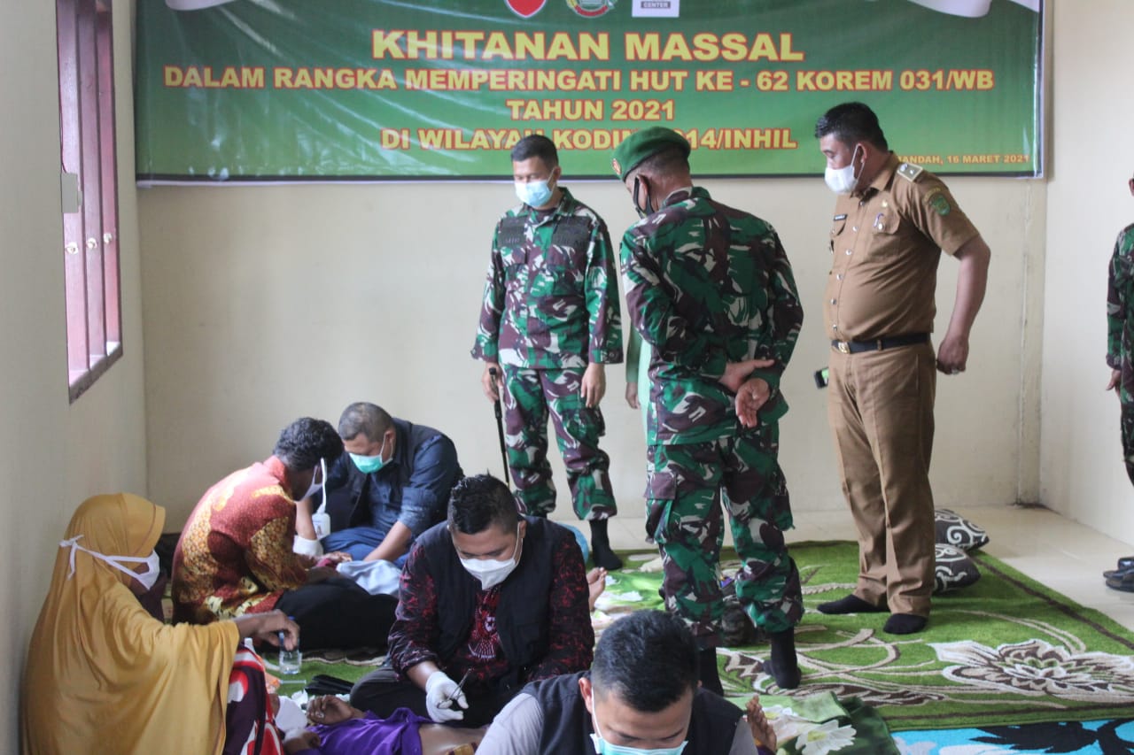 HUT Korem 031/WB 2021, Kodim Inhil Laksanakan Bakti Sosial Khitan Massal