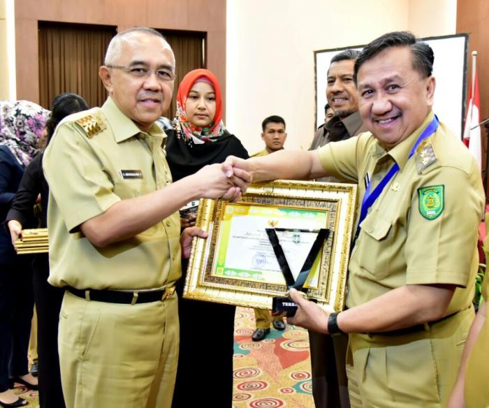 H Rosman Malomo Terima Anugerah Pangripta Nusantara 2017 Untuk Pemkab Inhil