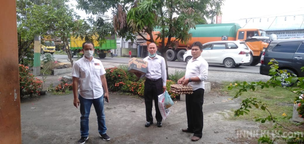Peduli Dampak Covid-19, Sat Narkoba Polres Sergai Serahkan Sembako ke Warga
