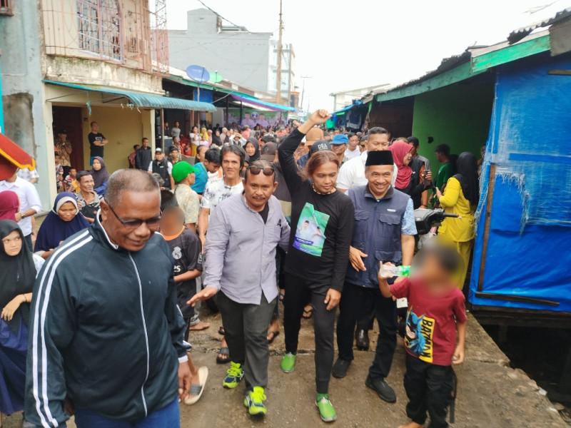 Kampanye Fermadani Dilanda Hujan, Warga Tetap Ramai Datang Gunakan Payung