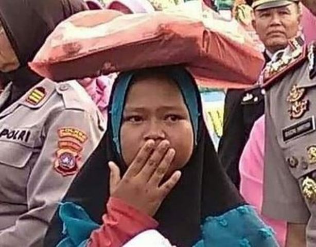 HARU... Gadis Kecil Penjual Onde-Onde Terobos Upacara Pisah Sambut Kapolres
