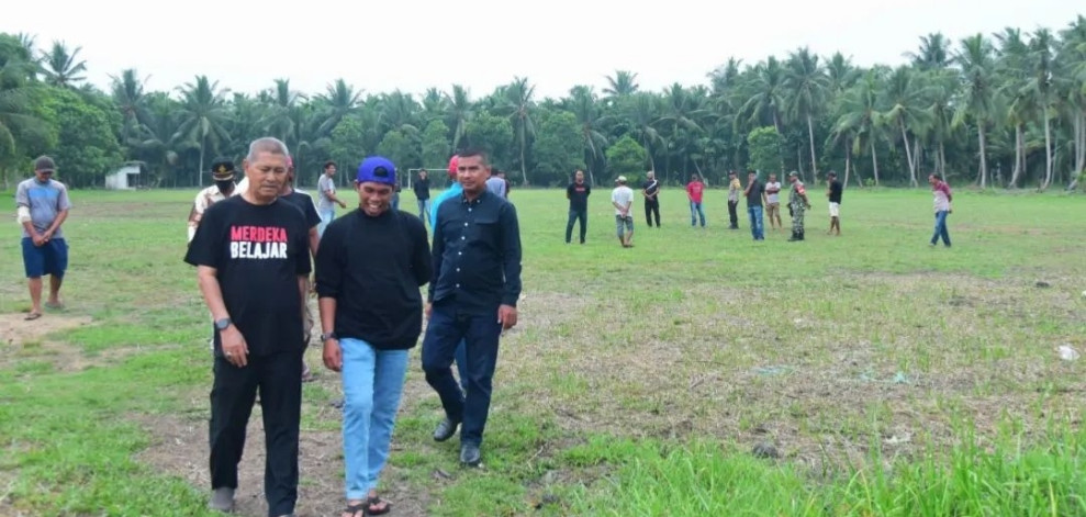Ditinjau Pemkab, Masyarakat Harapkan Lapangan Pinang Jaya Jadi Kebanggaan Desa Sungai Luar