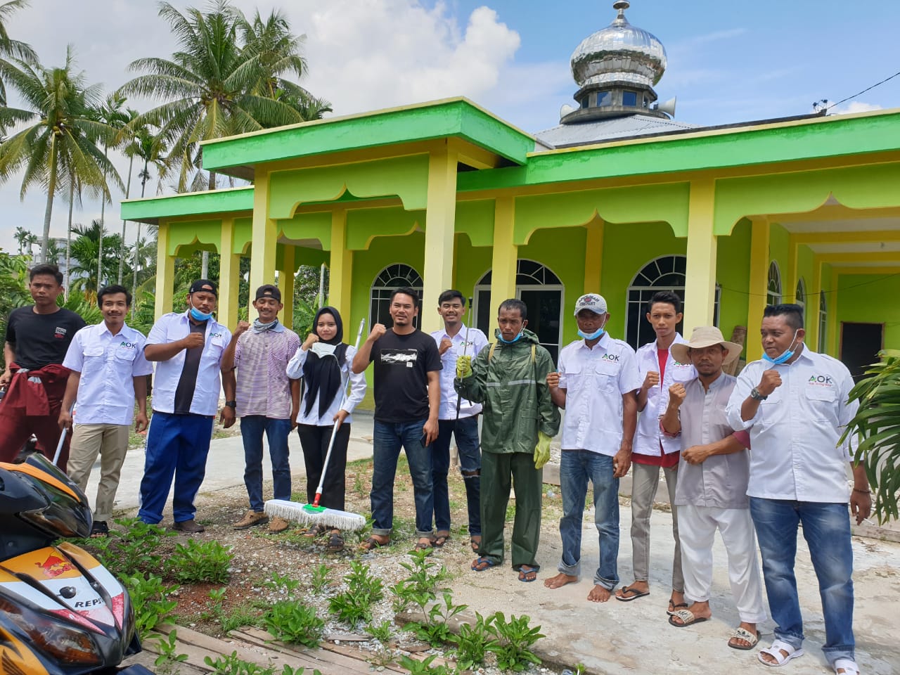 AOK Milenial Team Semprotkan Disinfektan Pada Fasilitas Umum Dan Saranan Ibadah