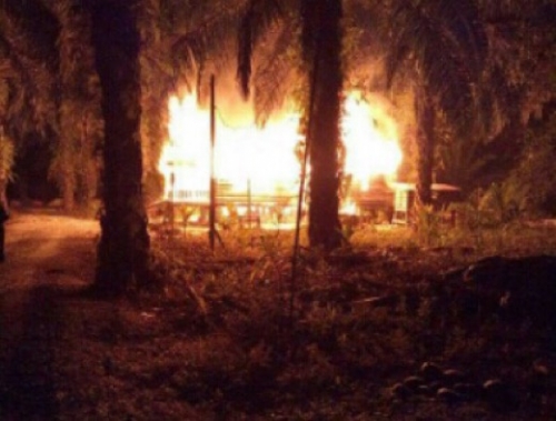 Ditinggal ke Rumah Tetangga, Rumah Warga Keritang Inhil Ludes Terbakar