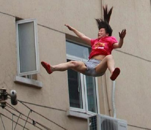 Selamatkan Kekasihnya, Perempuan Ini Lompat dari Lantai 3 Hotel