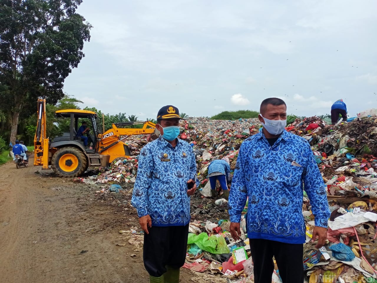 Dinas Lingkungan Hidup Sergai Turunkan Backhoe Loader Guna Sterilisasikan Tumpukan Sampah di TPA