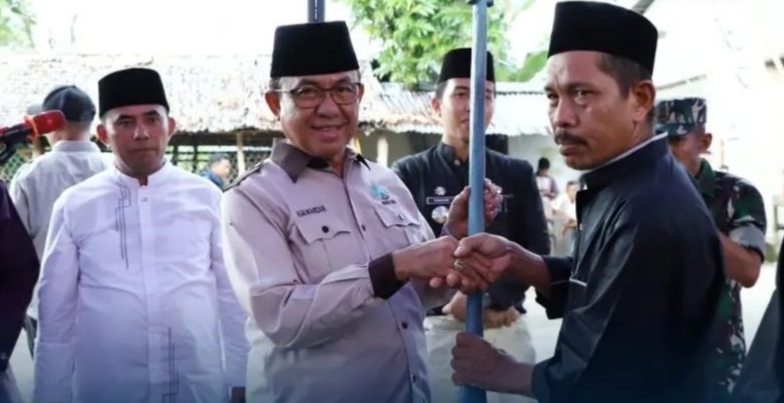 Bupati Inhil Serahkan Bantuan 10 Sampan Kotak Zakat Produktif Baznas