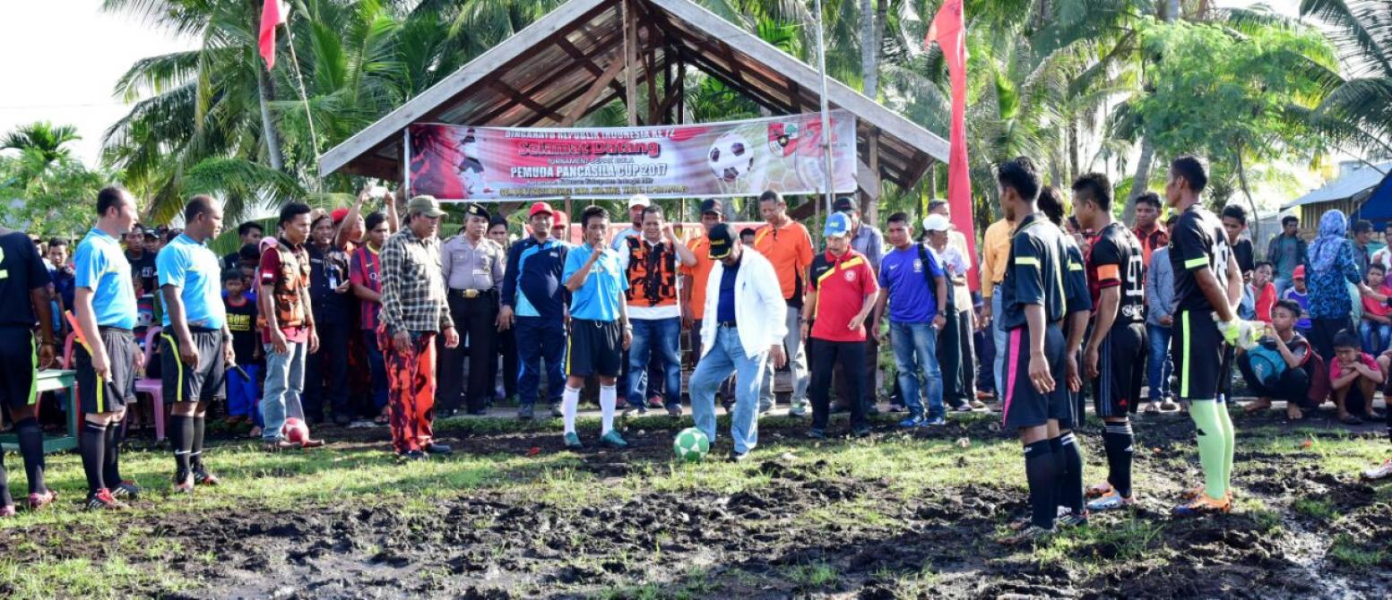 Wabup Inhil Tutup Turnamen Sepak Bola di Kateman