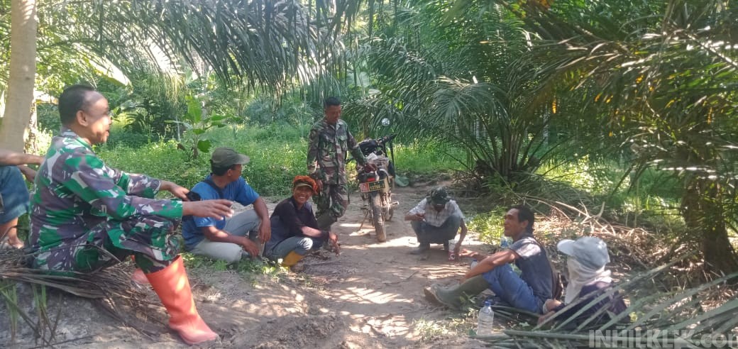 Komsos di Waktu Istirahat, Satgas TMMD Kodim 0204/DS Edukasikan Bahaya Karhutla  