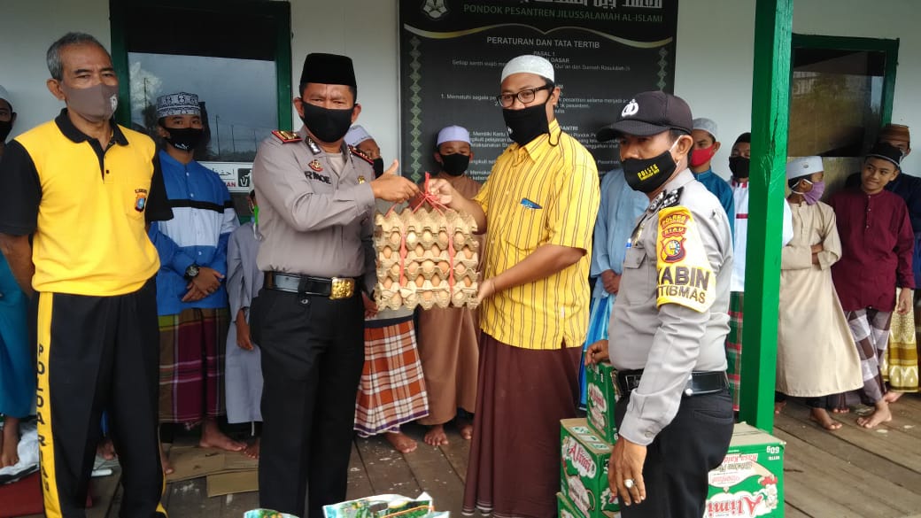 Polsek Tembilahan Hulu Beri Bantuan ke Ponpes Jilussalamah Al-Islami