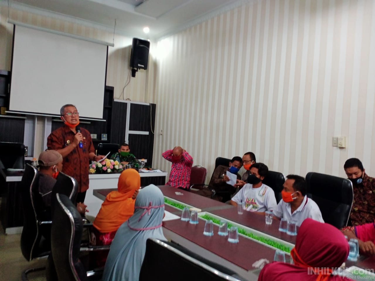 Puluhan Warga Desa Nagur Tanjung Beringin Geruduk Kantor Bupati