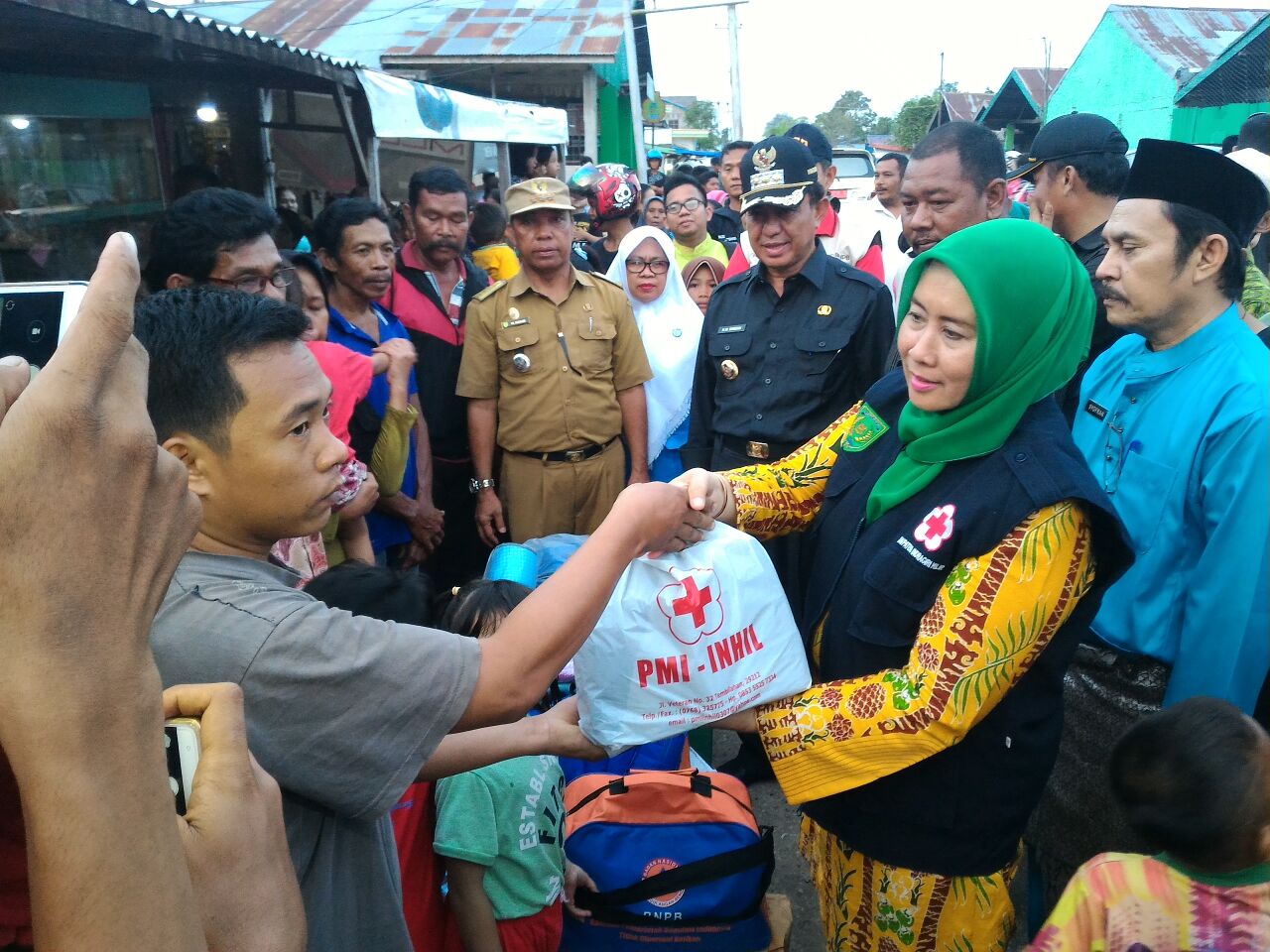 Bupati Wardan dan Ketua PMI Inhil Serahkan Bantuan Buat Korban Kebakaran di Tembilahan Hulu