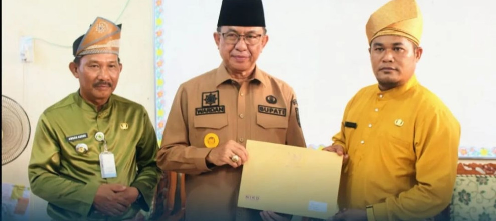Diserahkan Bupati, Kepala Desa dan Perangkat Desa Se-Kecamatan Tanah Merah Terima NIKD dan NIPD