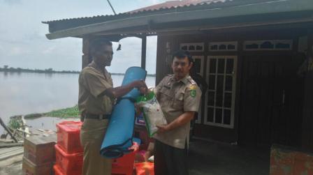 Korban Puting Beliung di Kempas Terima Bantuan Dari Pemkab