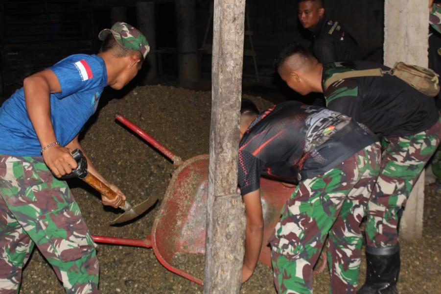 Personel Satgas TMMD 116 Kodim 0314/Inhil Lakukan Bongkar Muat Material Bersama Masyarakat