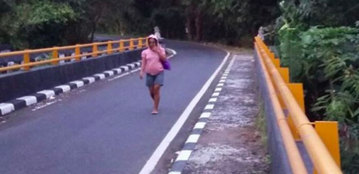 Wanita Hamil Tua Jalan Kaki Ratusan Kilo tanpa Arah