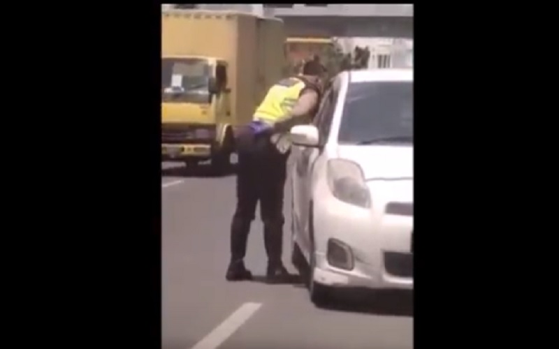 Diduga Minta Uang, Oknum Polantas ini Ludahi Pengemudi Mobil