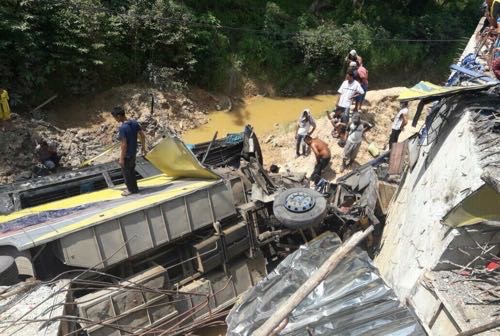 Bus Pinem Jatuh ke Sungai Setelah Tabrak Pick Up di Bengkalis, 38 Orang Luka-luka