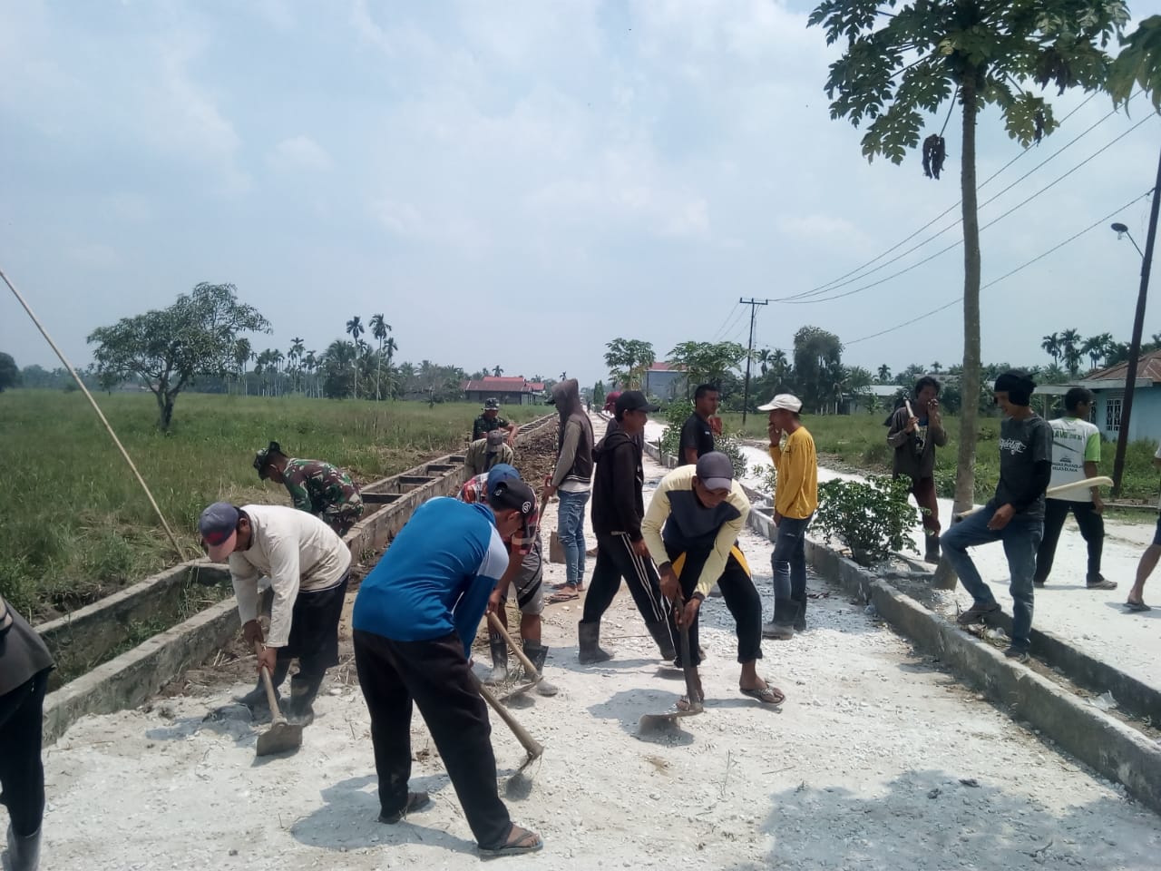 Terus Kejar Target, Satgas TMMD ke 106 Kodim 0314/inhil dalam sasaran Fisik penimbunan jalan Dengan Sirtu