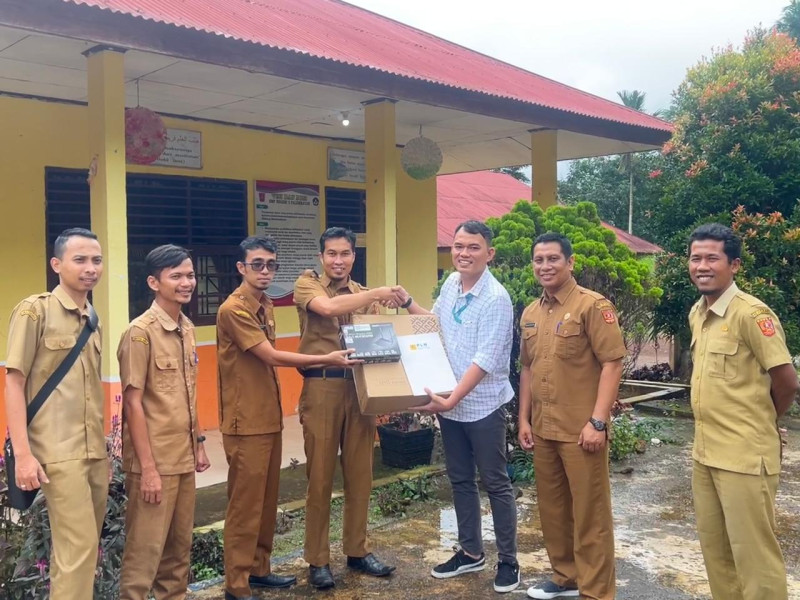 PLN Icon Plus Sumbagteng Beri Bantuan ke SMPN 5 Palembayan