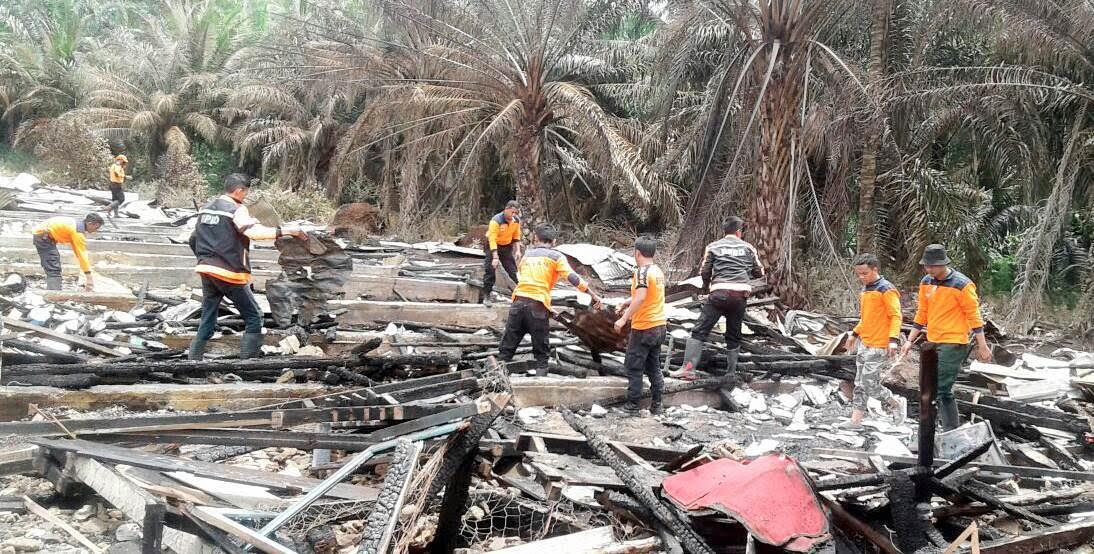 BPBD Inhil Turun dan Serahkan Bantuan Terhadap Korban Kebakaran Pesantren Anwaru Ulum