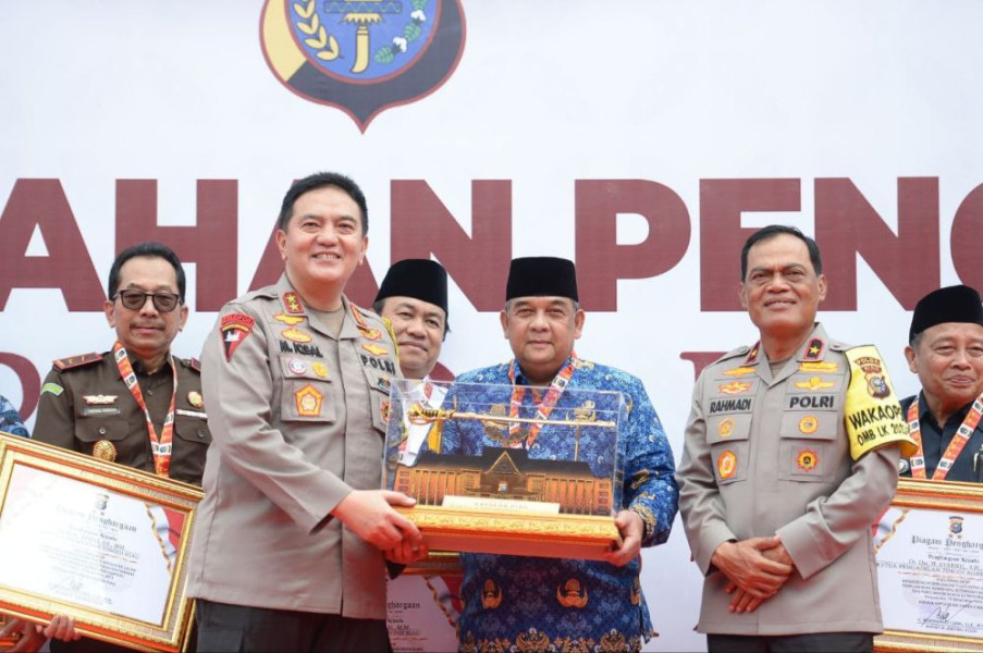Kapolda Riau Berikan Penghargaan untuk Gubri dan Forkopimda