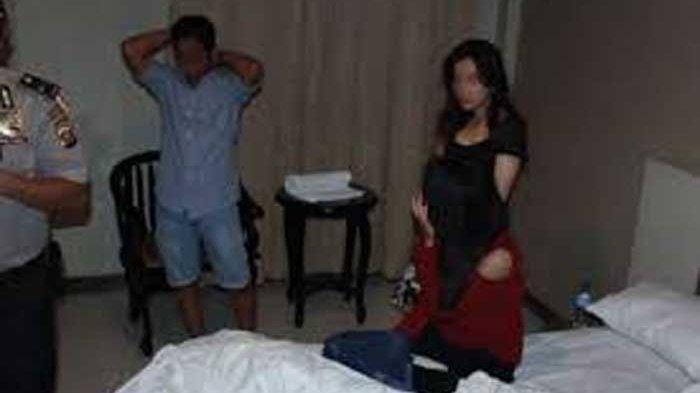 RASAKAN! Selingkuh dengan Istri Orang, Pak RT Dihajar Warga
