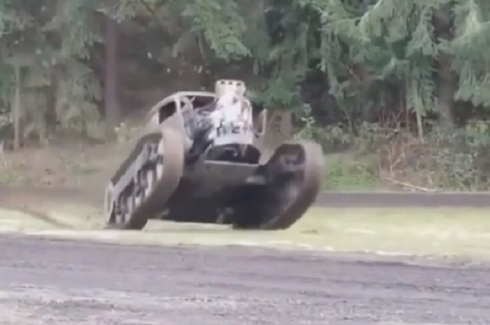 Pakai Roda Ala Tank, Mobil Ini Bisa Ngepot Sana-sini, Keren...