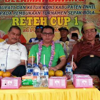 Bupati Inhil Bagi-bagi Hadiah Saat Penutupan Turnamen Sepakbola Reteh cup II
