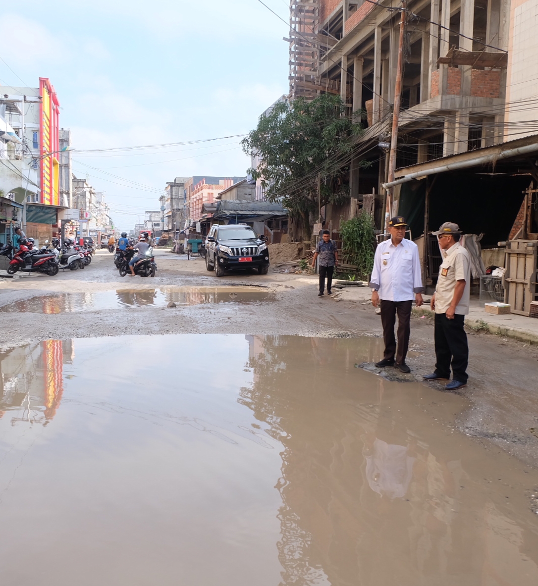 Wakil Bupati Inhil Tinjau Proses Perbaikan Ruas Jalan Dalam Kota Tembilahan